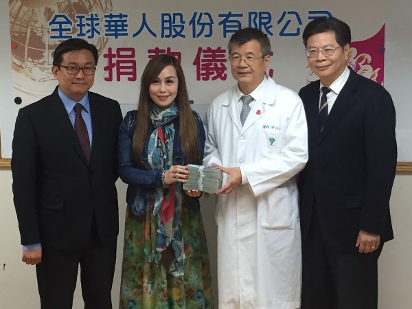 (陳曉蓁執行長(左2)代表基金會捐贈奇美醫院100萬元。)