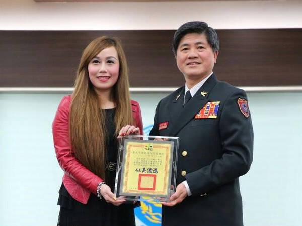 (執行長陳曉蓁(左)代表接受台北市消防局局長吳俊鴻(右)頒發感謝狀)